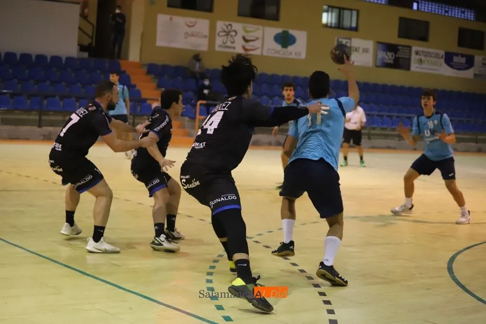 Foto 4 - El BM Salamanca regresa al R&iacute;o Tormes a lo campe&oacute;n: s&oacute;lida victoria ante la Universidad de...
