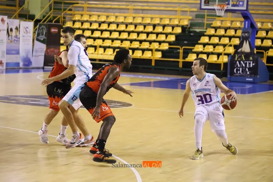 Foto 11 - El CB Tormes se hace fuerte ante Cantbasket y contin&uacute;a invicto (69-59)
