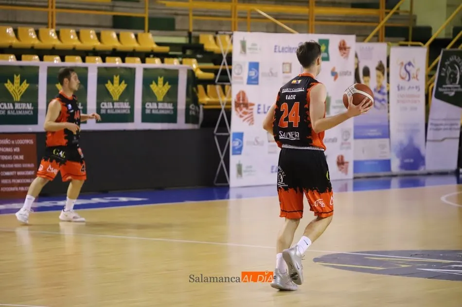 Foto 10 - El CB Tormes se hace fuerte ante Cantbasket y contin&uacute;a invicto (69-59)