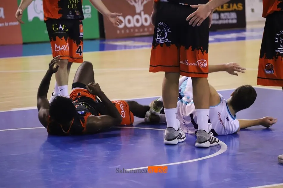 Foto 9 - El CB Tormes se hace fuerte ante Cantbasket y contin&uacute;a invicto (69-59)