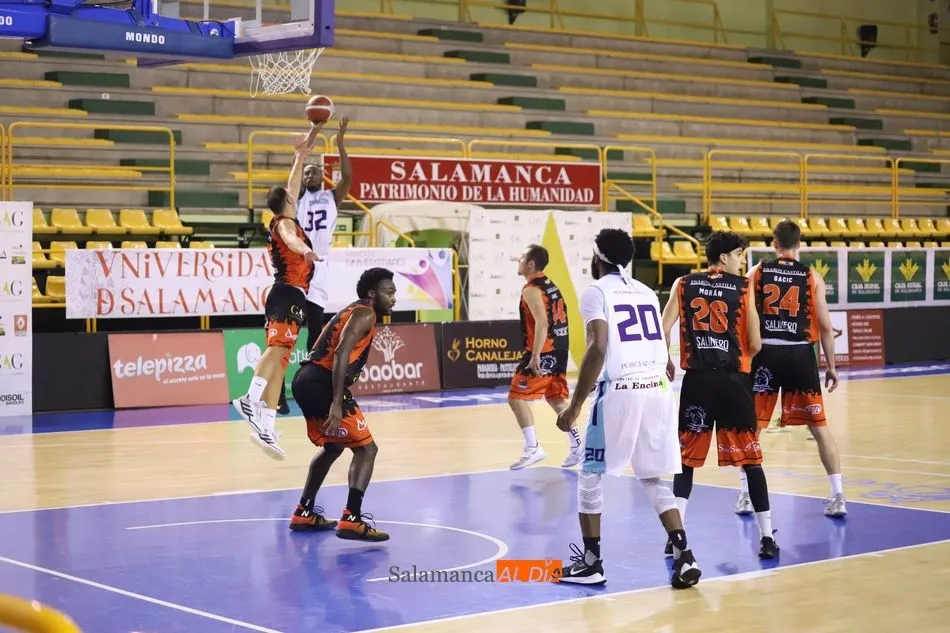 Foto 8 - El CB Tormes se hace fuerte ante Cantbasket y contin&uacute;a invicto (69-59)