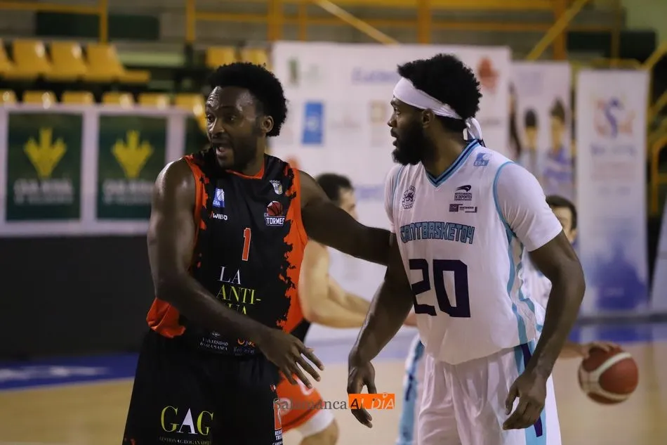 Foto 6 - El CB Tormes se hace fuerte ante Cantbasket y contin&uacute;a invicto (69-59)