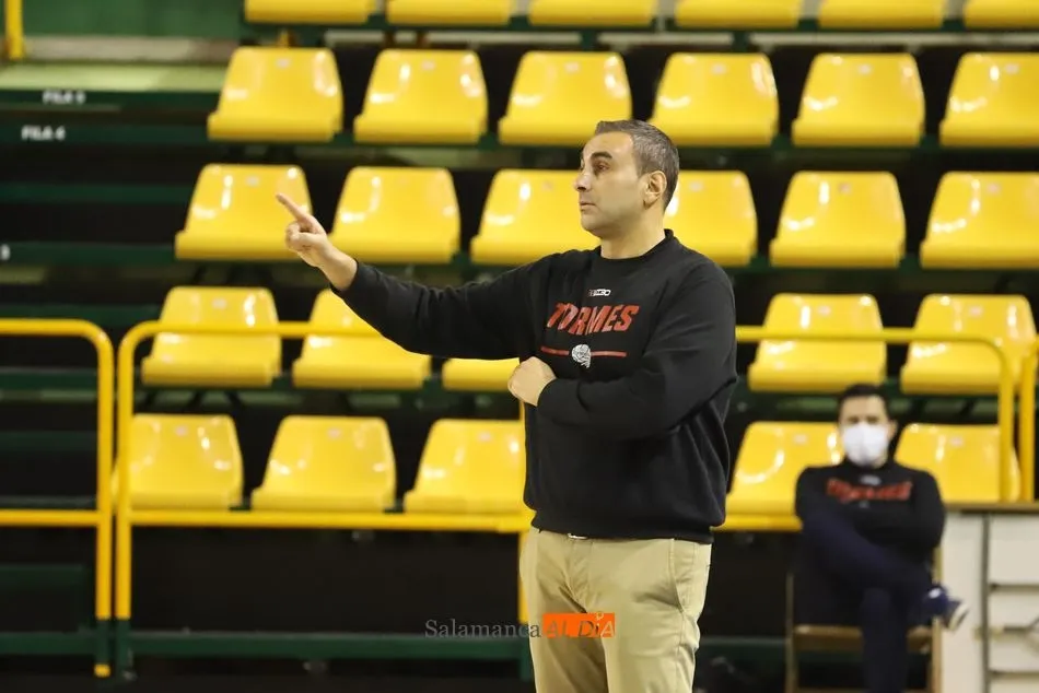 Foto 5 - El CB Tormes se hace fuerte ante Cantbasket y contin&uacute;a invicto (69-59)
