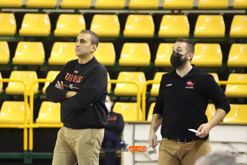 Foto 2 - El CB Tormes se hace fuerte ante Cantbasket y contin&uacute;a invicto (69-59)