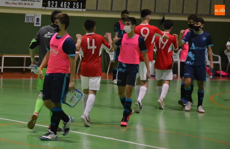 Foto 8 - El III Juvenil se estrena en Ciudad Rodrigo con una amplia goleada ante Valverde  