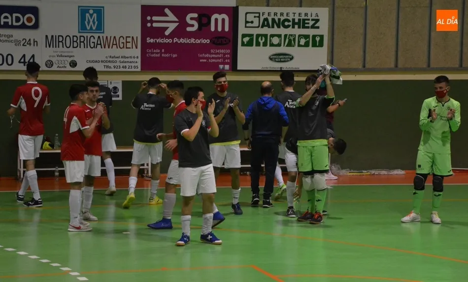 Foto 4 - El III Juvenil se estrena en Ciudad Rodrigo con una amplia goleada ante Valverde  