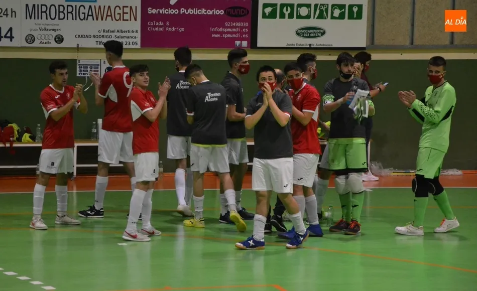 Foto 5 - El III Juvenil se estrena en Ciudad Rodrigo con una amplia goleada ante Valverde  