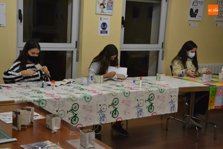 Foto 3 - El Espacio i desarrolla su &uacute;ltimo taller de scrap para j&oacute;venes  