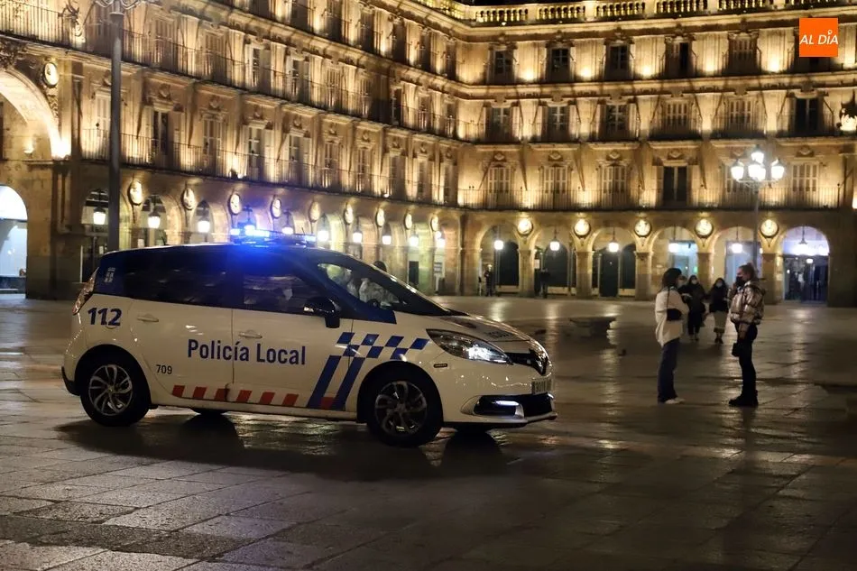 Patrulla de la Policía Local vigilando el toque de queda en la Plaza Mayor - Archivo