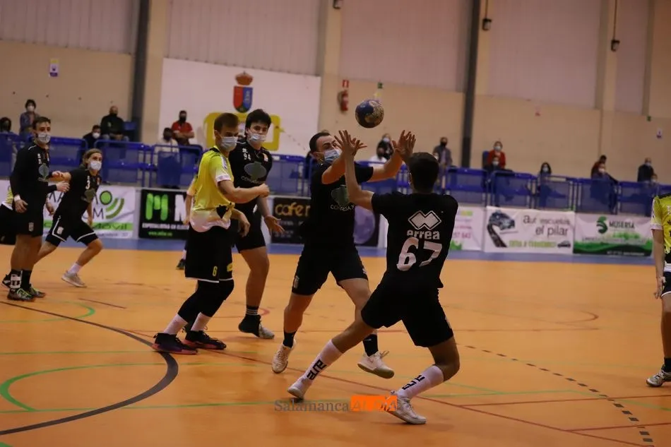 Jugadores de balonmano en pleno partido haciendo uso de la mascarilla - Archivo