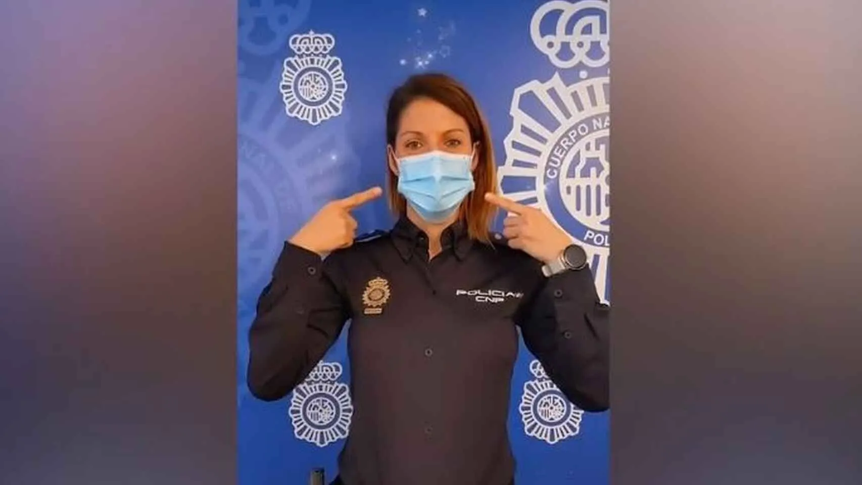 Una agente muestra el uso de la mascarilla en Tik Tok - TT Policía Nacional