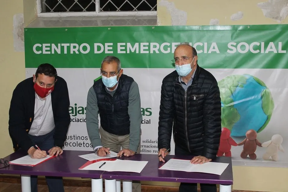 Momento de la firma del convenio entre las tres entidades - Agustinos Recoletos