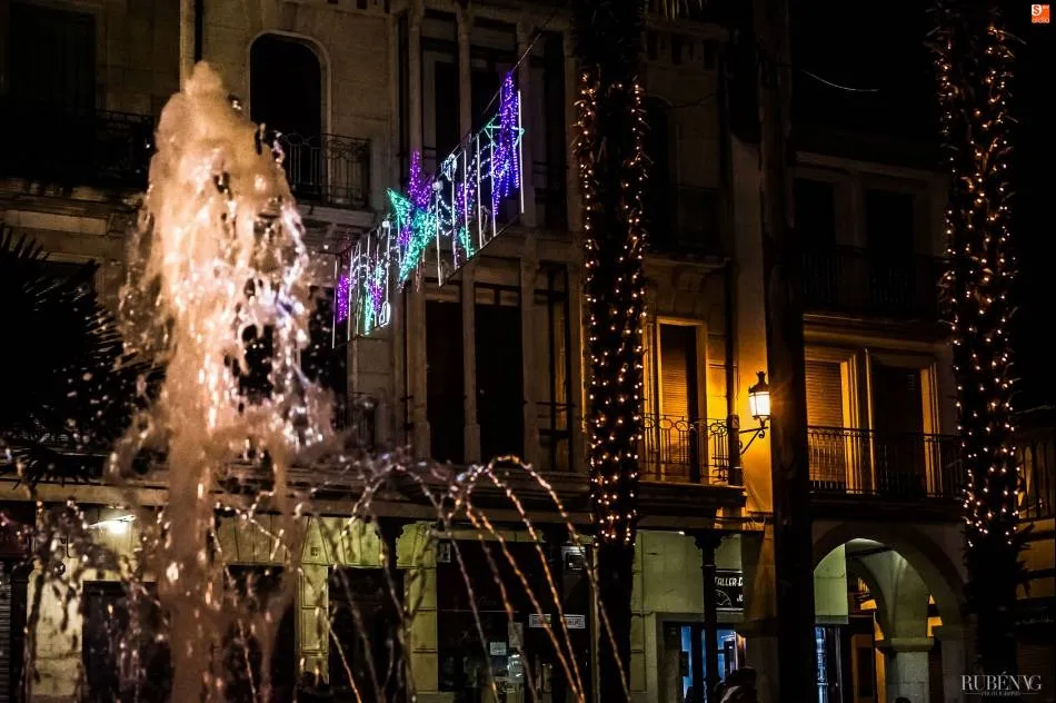 Plaza Mayor de Alba de Tormes con iluminación navideña