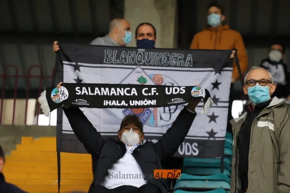 Dos aficionados del Salamanca UDS, este domingo en el campo / Lydia González