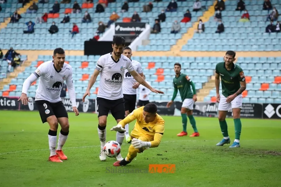 Dani Barbero va al suelo a por un balon en su debut con el Salamanca UDS / Lydia González