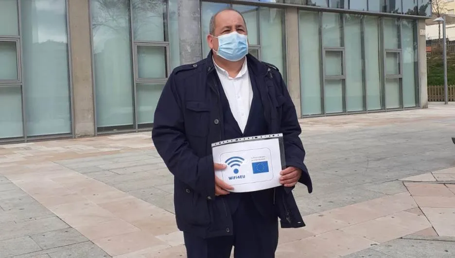 El concejal de Transformación Digital, Ricardo Ortiz, en la presentación de estos nuevos servicios de wifi abierta, en la plaza de la Concordia