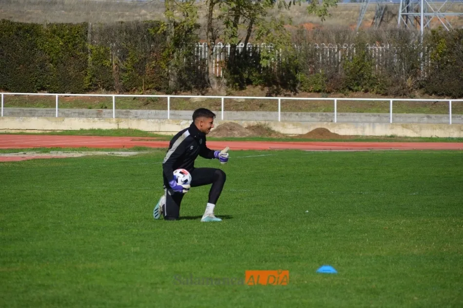 Foto 11 - Ux&iacute;o abandona el entrenamiento del Salamanca UDS por molestias