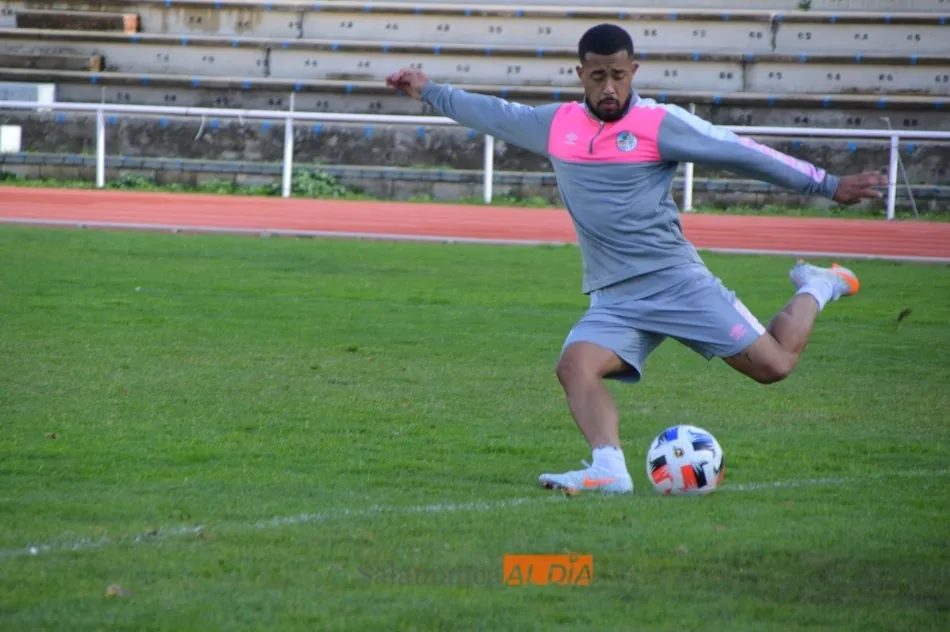 Foto 9 - Ux&iacute;o abandona el entrenamiento del Salamanca UDS por molestias