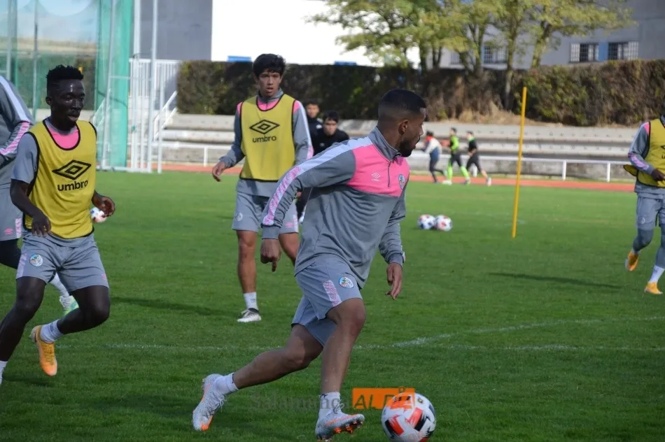 Foto 8 - Ux&iacute;o abandona el entrenamiento del Salamanca UDS por molestias