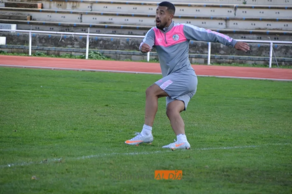 Foto 7 - Ux&iacute;o abandona el entrenamiento del Salamanca UDS por molestias