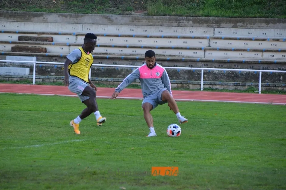 Foto 6 - Ux&iacute;o abandona el entrenamiento del Salamanca UDS por molestias