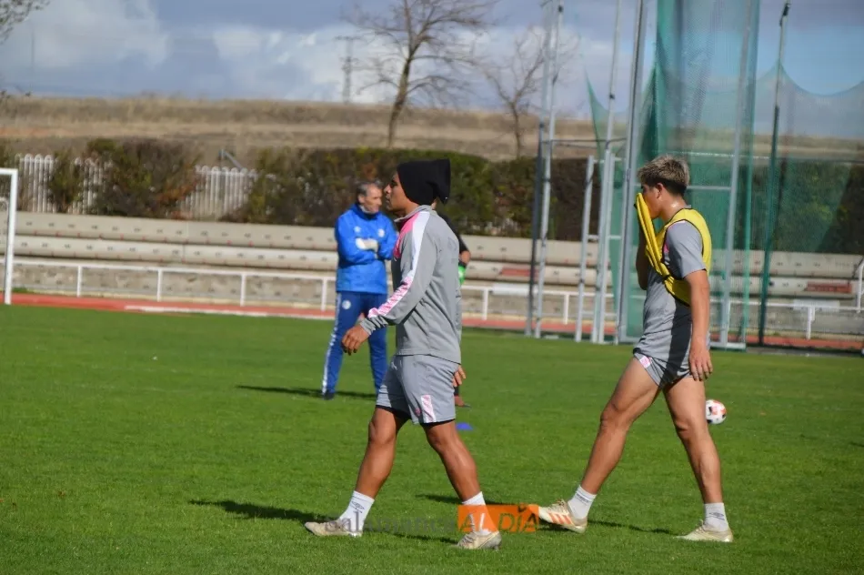Foto 5 - Ux&iacute;o abandona el entrenamiento del Salamanca UDS por molestias