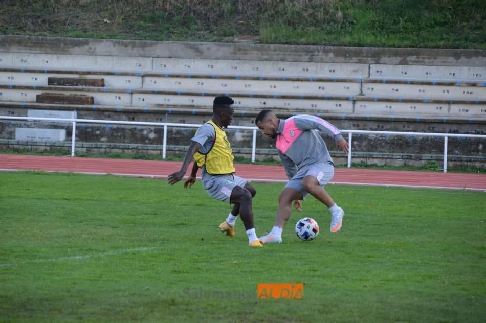 Foto 4 - Ux&iacute;o abandona el entrenamiento del Salamanca UDS por molestias