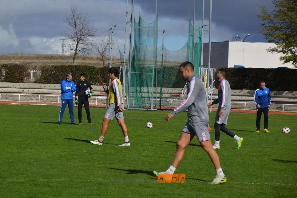 Foto 3 - Ux&iacute;o abandona el entrenamiento del Salamanca UDS por molestias