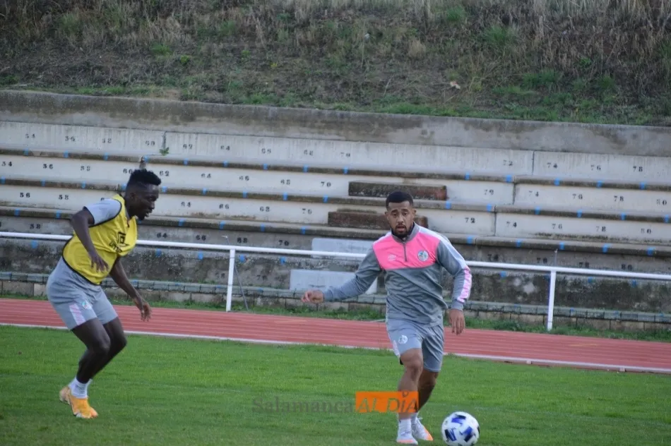Foto 2 - Ux&iacute;o abandona el entrenamiento del Salamanca UDS por molestias