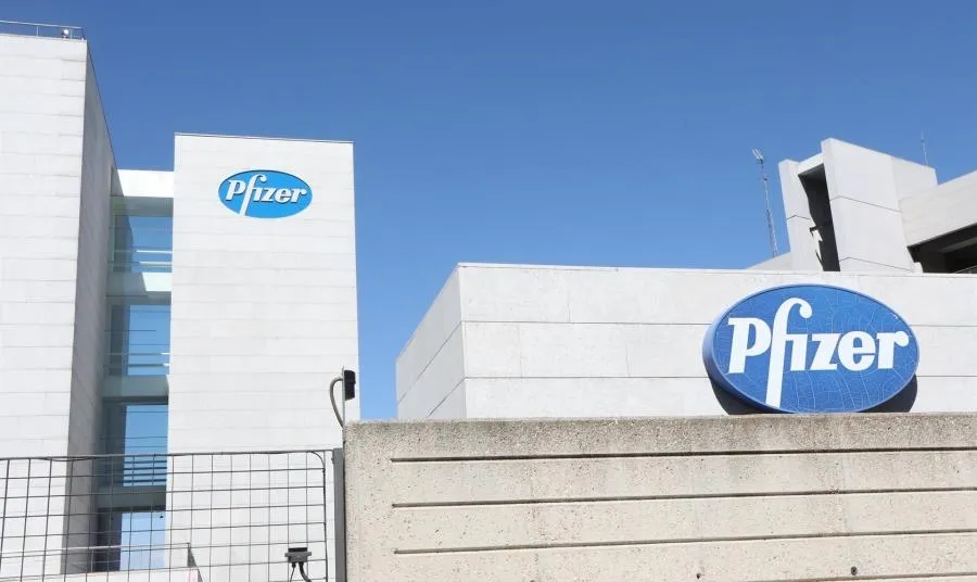 Logo de Pfizer en el edificio de los laboratorios de la marca en Madrid (España), a 2020. Foto de Marta Fernández Jara - EP Archivo