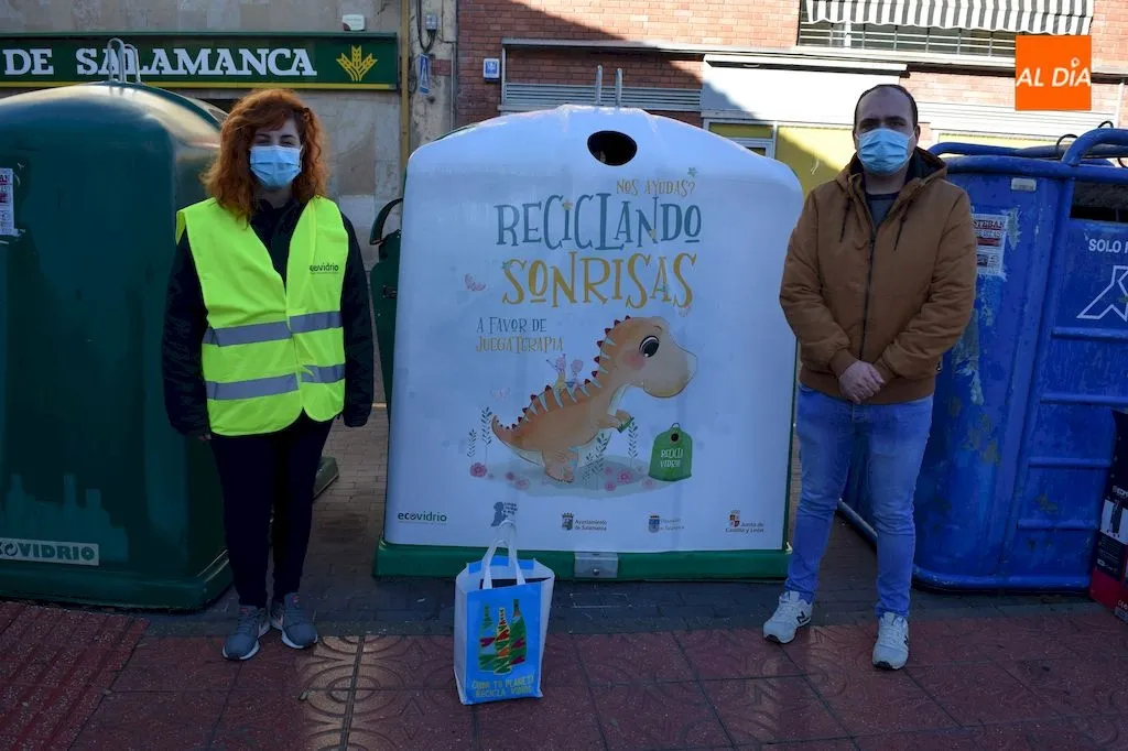 El concejal José García junto a una encargada informativa de la campaña Reciclando Sonrisas / Pedro Zaballos