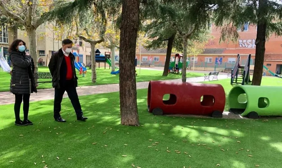 Foto 4 - El nuevo c&eacute;sped artificial transforma la zona de juegos infantiles del Parque de La Alamedilla