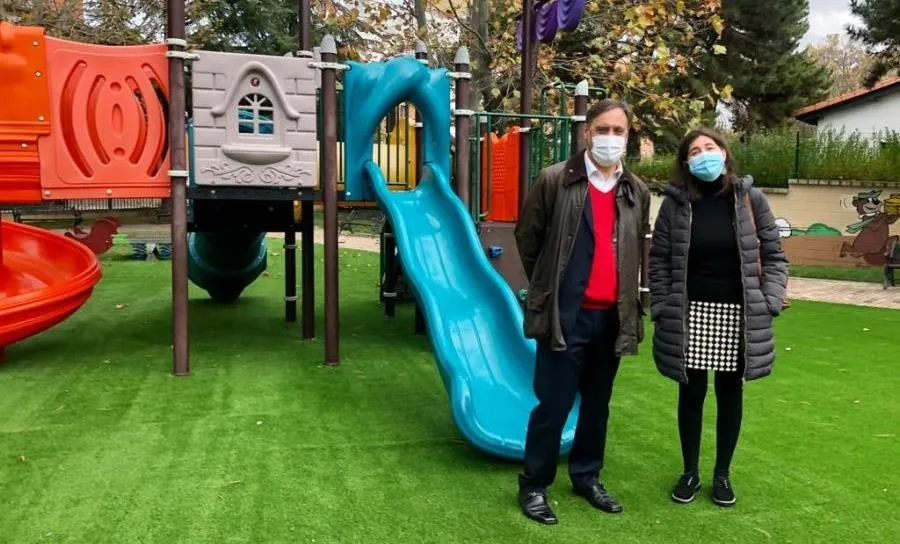Foto 2 - El nuevo c&eacute;sped artificial transforma la zona de juegos infantiles del Parque de La Alamedilla
