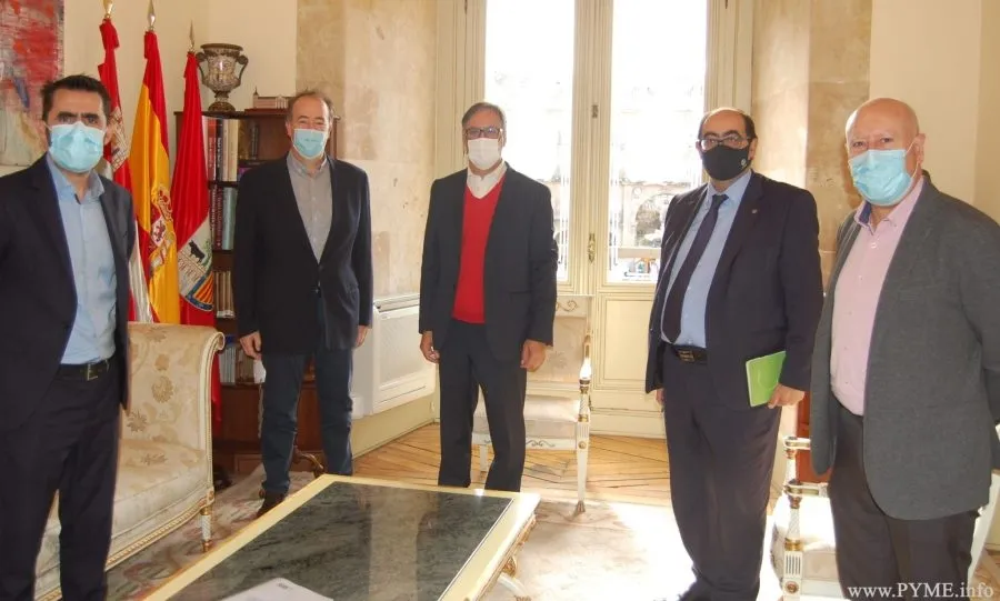 Reunión del presidente de CEOE CEPYME Salamanca, Juan Manuel Gómez, y el secretario general, Víctor Yenes, con el alcalde, Carlos García Carbayo, y los concejales, Fernando Rodríguez y Juan José Sánchez
