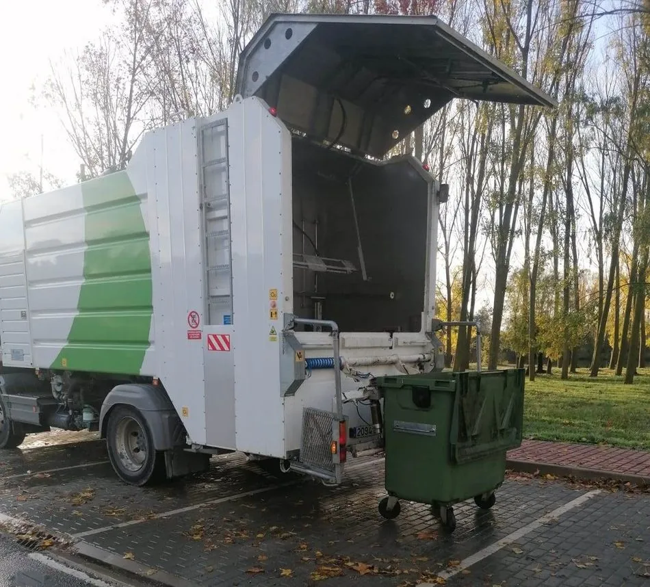 Foto 2 - Urbaser realiza una nueva ronda de limpieza de los contenedores de basura org&aacute;nica  