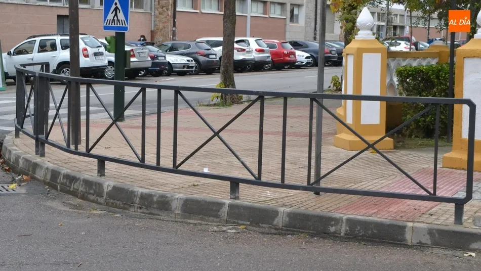 Instalada una valla de seguridad en la confluencia de la calle Laguna con la Avenida de Béjar  