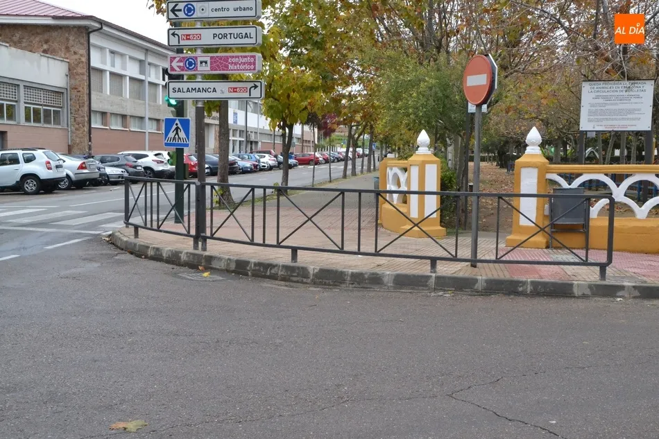 Foto 2 - Instalada una valla de seguridad en la confluencia de la calle Laguna con la Avenida de B&eacute;jar  