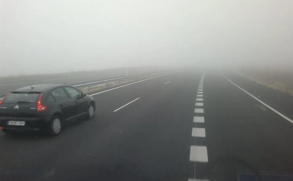 Niebla en una carretera
