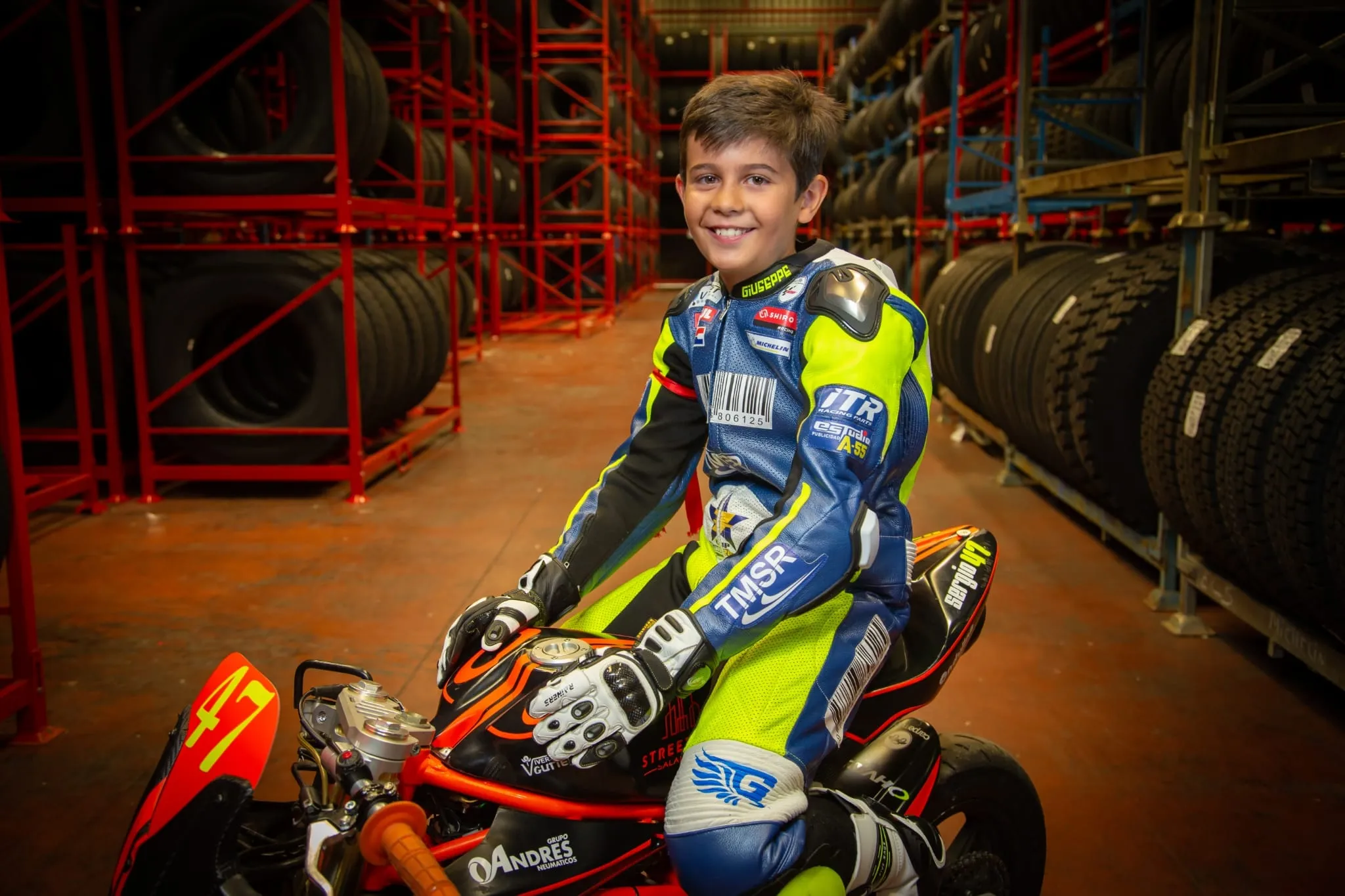 Sergio Verdugo posa con cara de felicidad subido a su moto