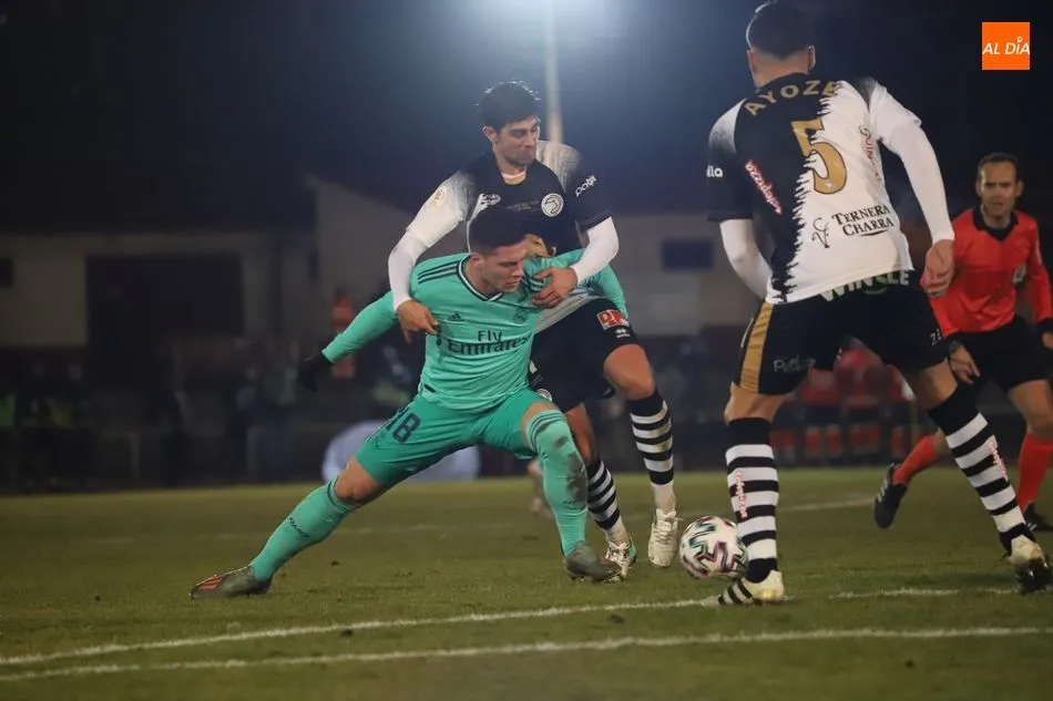 José Ángel pelea por un balón con Luka Jovic, jugador del Real Madrid, en un partido de Copa del Rey