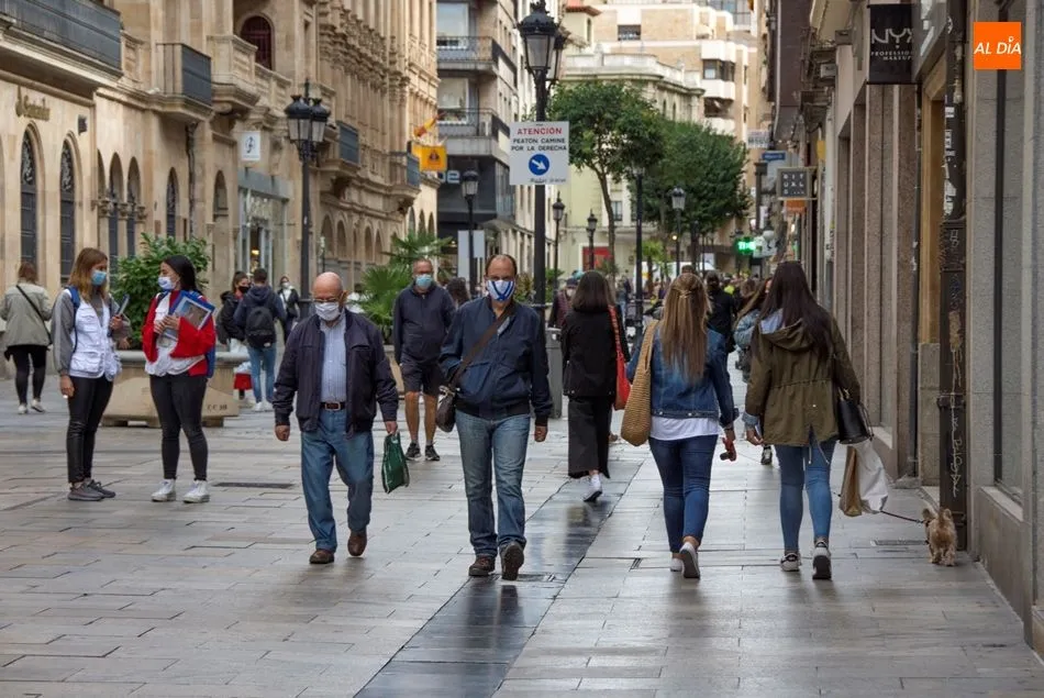 Viandantes en el centro de la ciudad de Salamanca