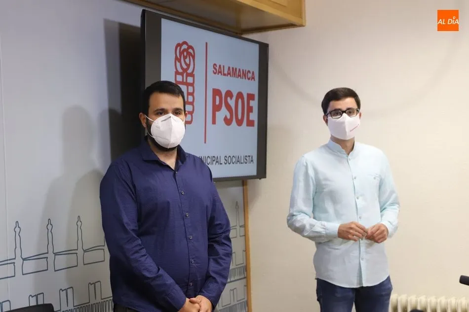 El portavoz de los socialistas, José Luis Mateos, y el edil de la misma bancada Álvaro Antolín