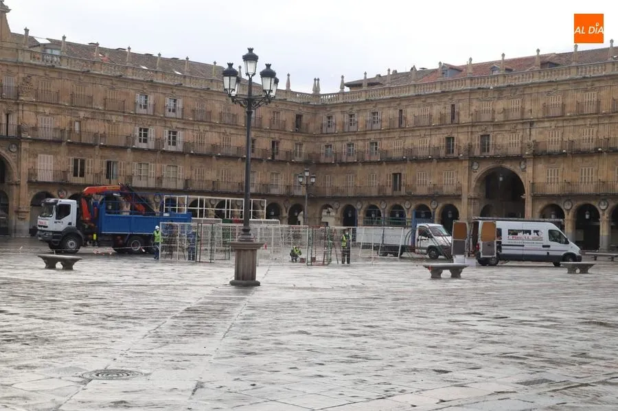 Montaje del gran regalo navideño luminoso en la Plaza Mayor