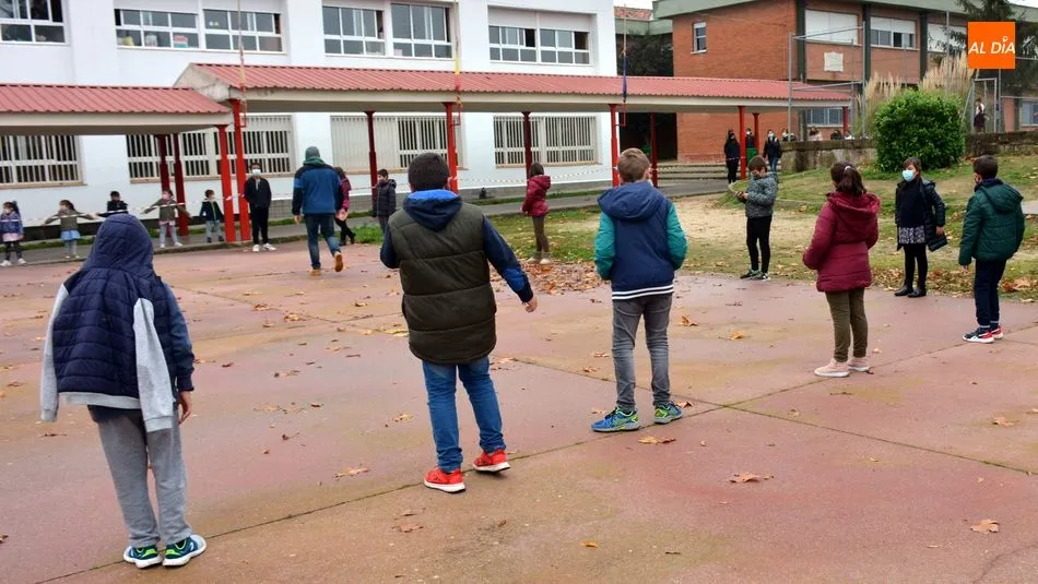 Foto 10 - Emotiva despedida a Maite Mart&iacute;n, directora del CEIP Liminares de Lumbrales