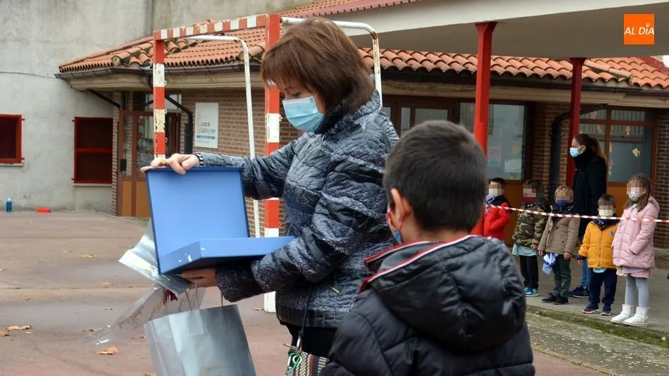 Foto 11 - Emotiva despedida a Maite Mart&iacute;n, directora del CEIP Liminares de Lumbrales