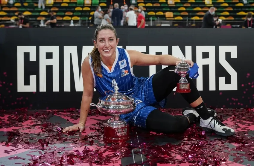 Leo, con la Supercopa ganada este curso / CB Avenida