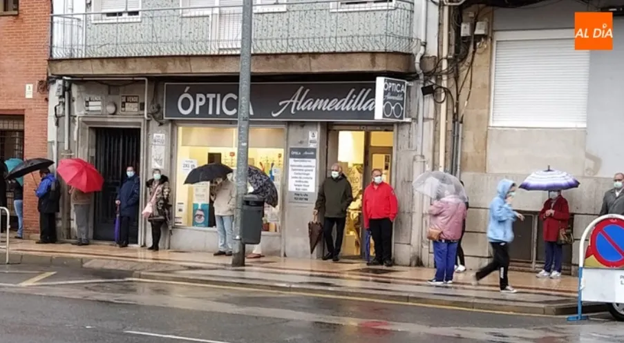 Pacientes esperando su turno junto al centro de salud de la Alamedilla