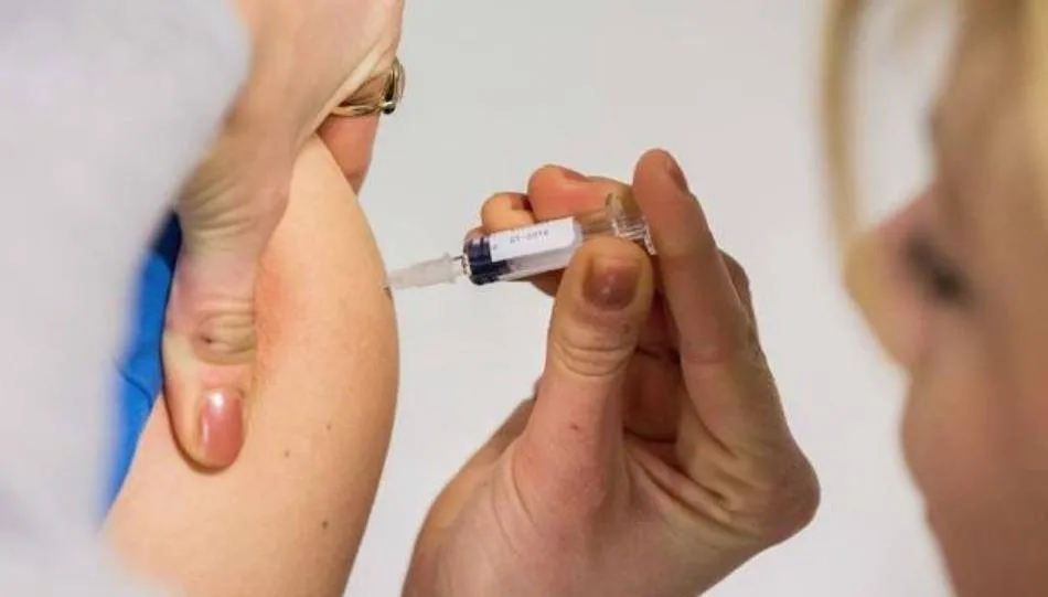 La consejera de Sanidad defiende la importancia de vacunarse este año para evitar contagios que serían terribles para el sistema