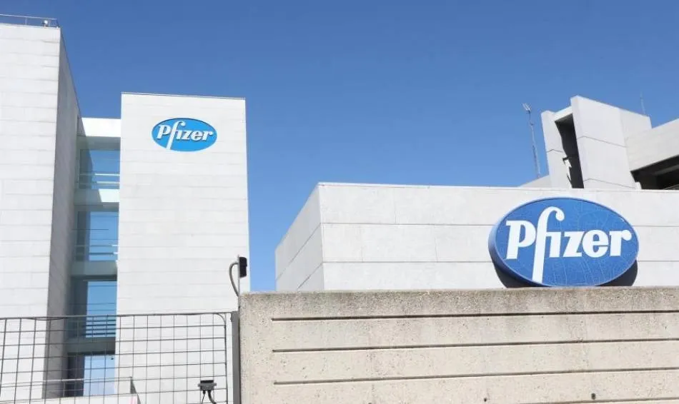 Logo de Pfizer en el edificio de los laboratorios de la marca en Madrid