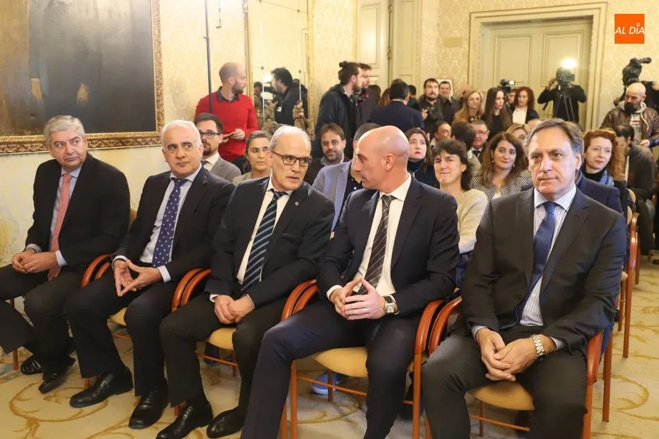 Marcelino Maté (en el medio), junto a Luis Rubiales, presidente de la RFEF, en el sorteo de la Supercopa Femenina que fue celebrado en el Ayuntamiento